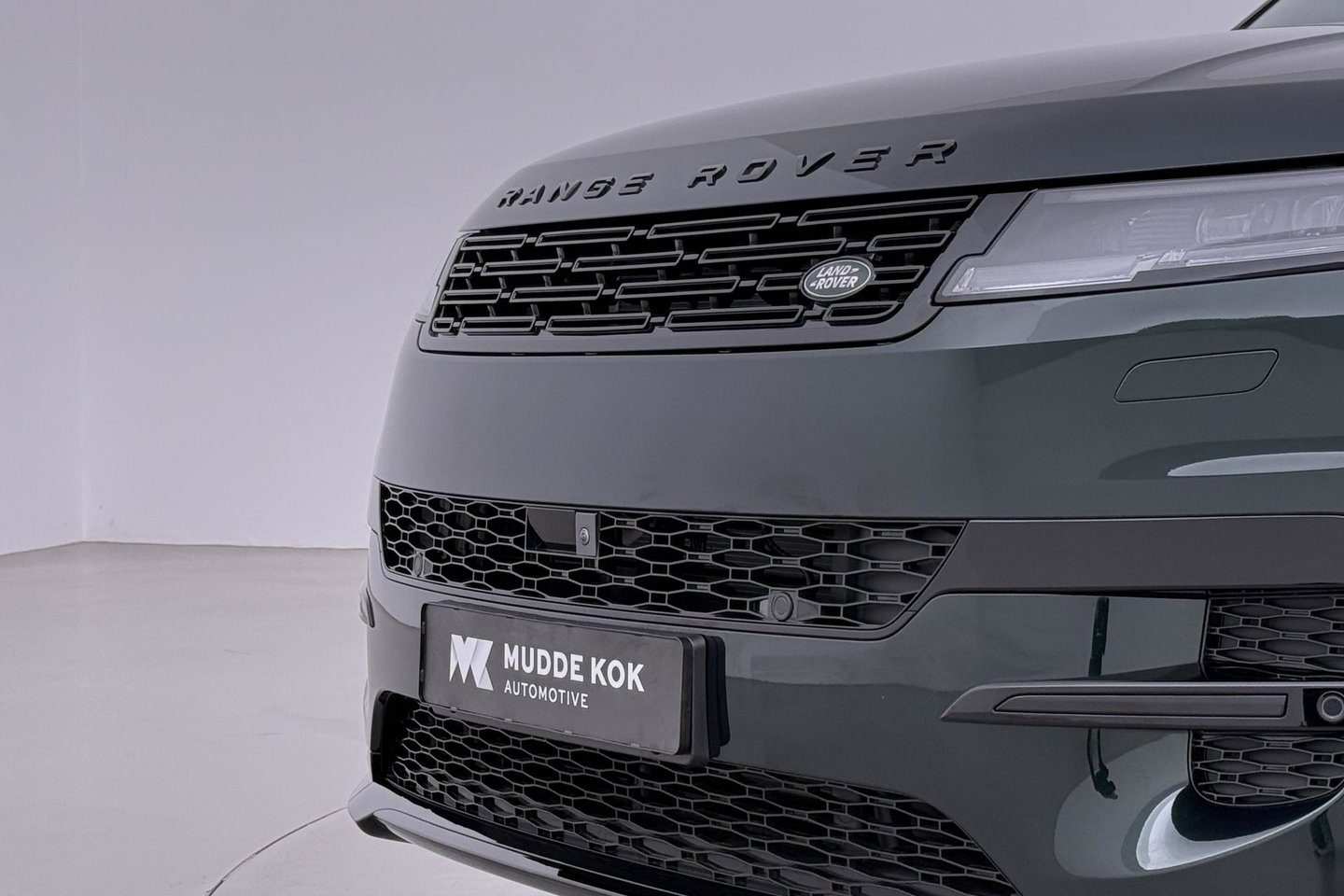 Land Rover Range Rover Sport 3.0 P550e Autobiography PHEV | British Racing Green | Performance Voorstoelen | Trekhaak | Luchtvering | Panoramadak | Meridian 3D | 23 Inch