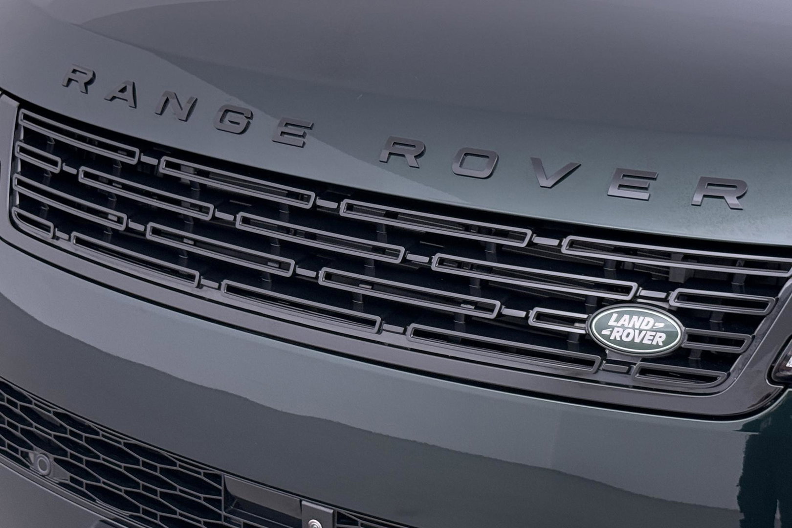 Land Rover Range Rover Sport 3.0 P550e Autobiography PHEV | British Racing Green | Performance Voorstoelen | Trekhaak | Luchtvering | Panoramadak | Meridian 3D | 23 Inch