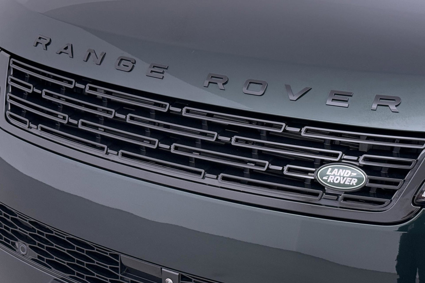 Land Rover Range Rover Sport 3.0 P550e Autobiography PHEV | British Racing Green | Performance Voorstoelen | Trekhaak | Luchtvering | Panoramadak | Meridian 3D | 23 Inch