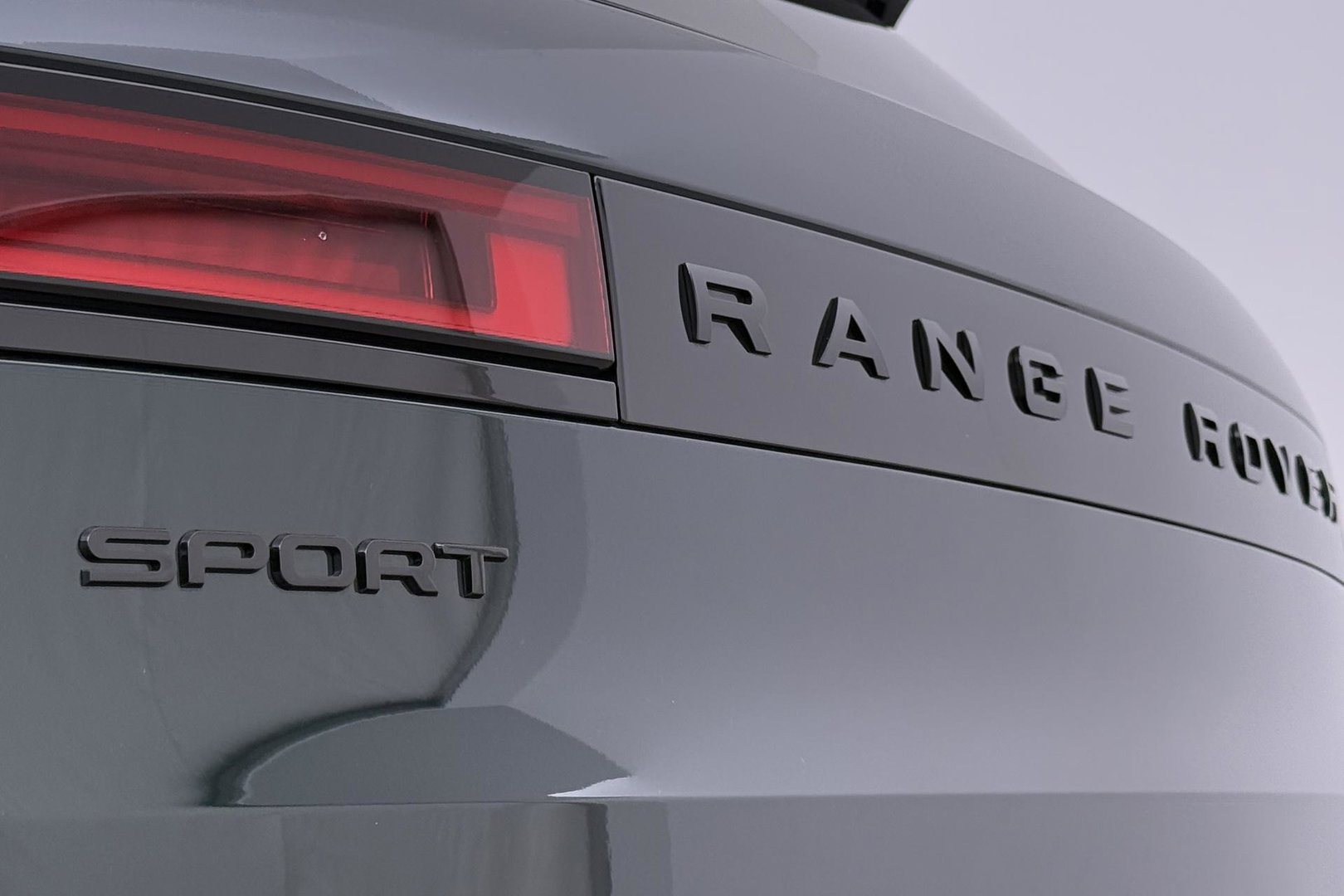 Land Rover Range Rover Sport 3.0 P550e Autobiography PHEV | British Racing Green | Performance Voorstoelen | Trekhaak | Luchtvering | Panoramadak | Meridian 3D | 23 Inch