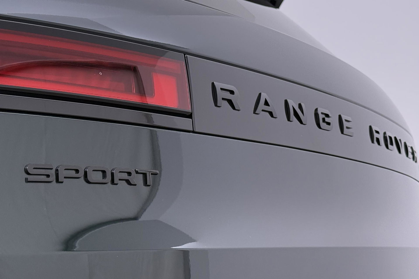 Land Rover Range Rover Sport 3.0 P550e Autobiography PHEV | British Racing Green | Performance Voorstoelen | Trekhaak | Luchtvering | Panoramadak | Meridian 3D | 23 Inch