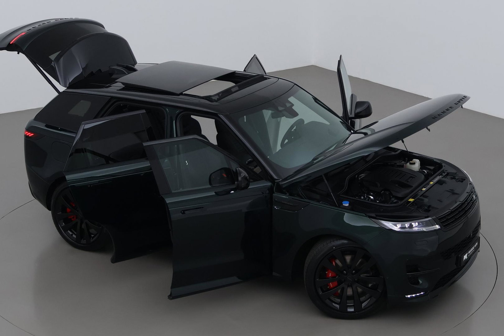 Land Rover Range Rover Sport 3.0 P550e Autobiography PHEV | British Racing Green | Performance Voorstoelen | Trekhaak | Luchtvering | Panoramadak | Meridian 3D | 23 Inch