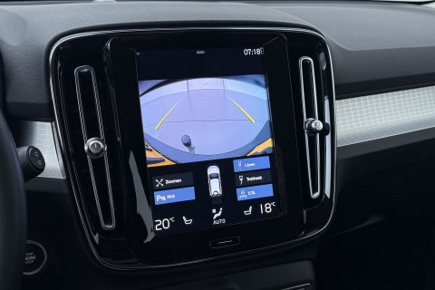 Volvo XC40 2.0 B4 Momentum Pro | ACC | Trekhaak | Standkachel | Stoel+Stuurverwarming | Verwarmbare Achterbank | Camera | BLIS