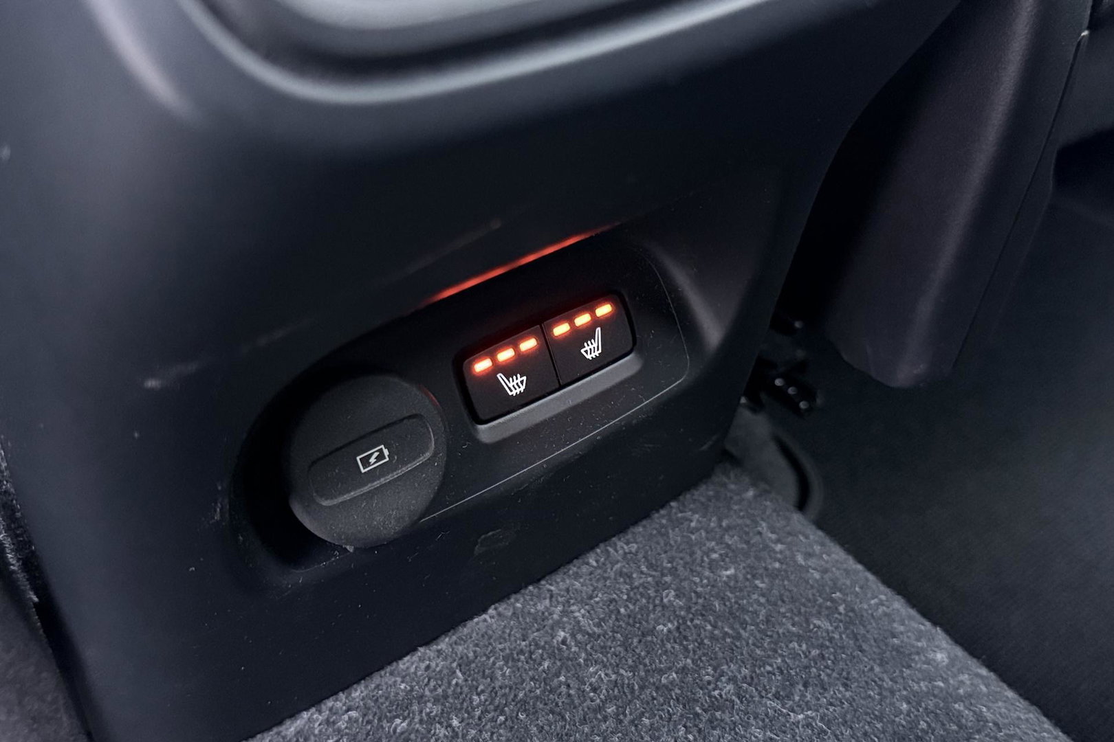 Volvo XC40 2.0 B4 Momentum Pro | ACC | Trekhaak | Standkachel | Stoel+Stuurverwarming | Verwarmbare Achterbank | Camera | BLIS