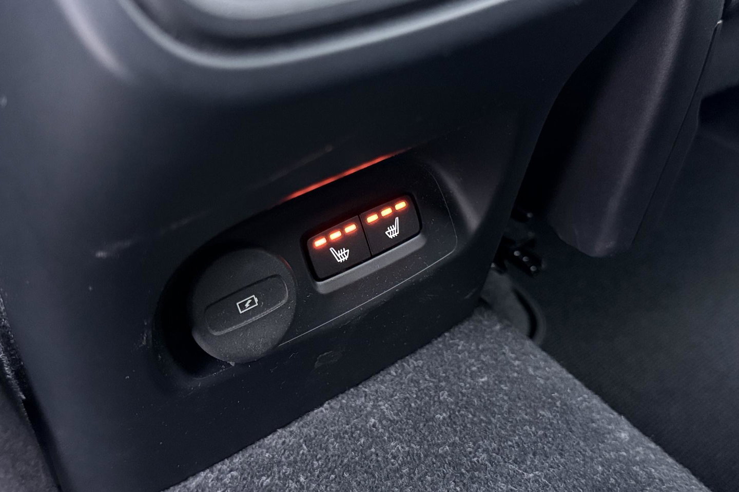 Volvo XC40 2.0 B4 Momentum Pro | ACC | Trekhaak | Standkachel | Stoel+Stuurverwarming | Verwarmbare Achterbank | Camera | BLIS