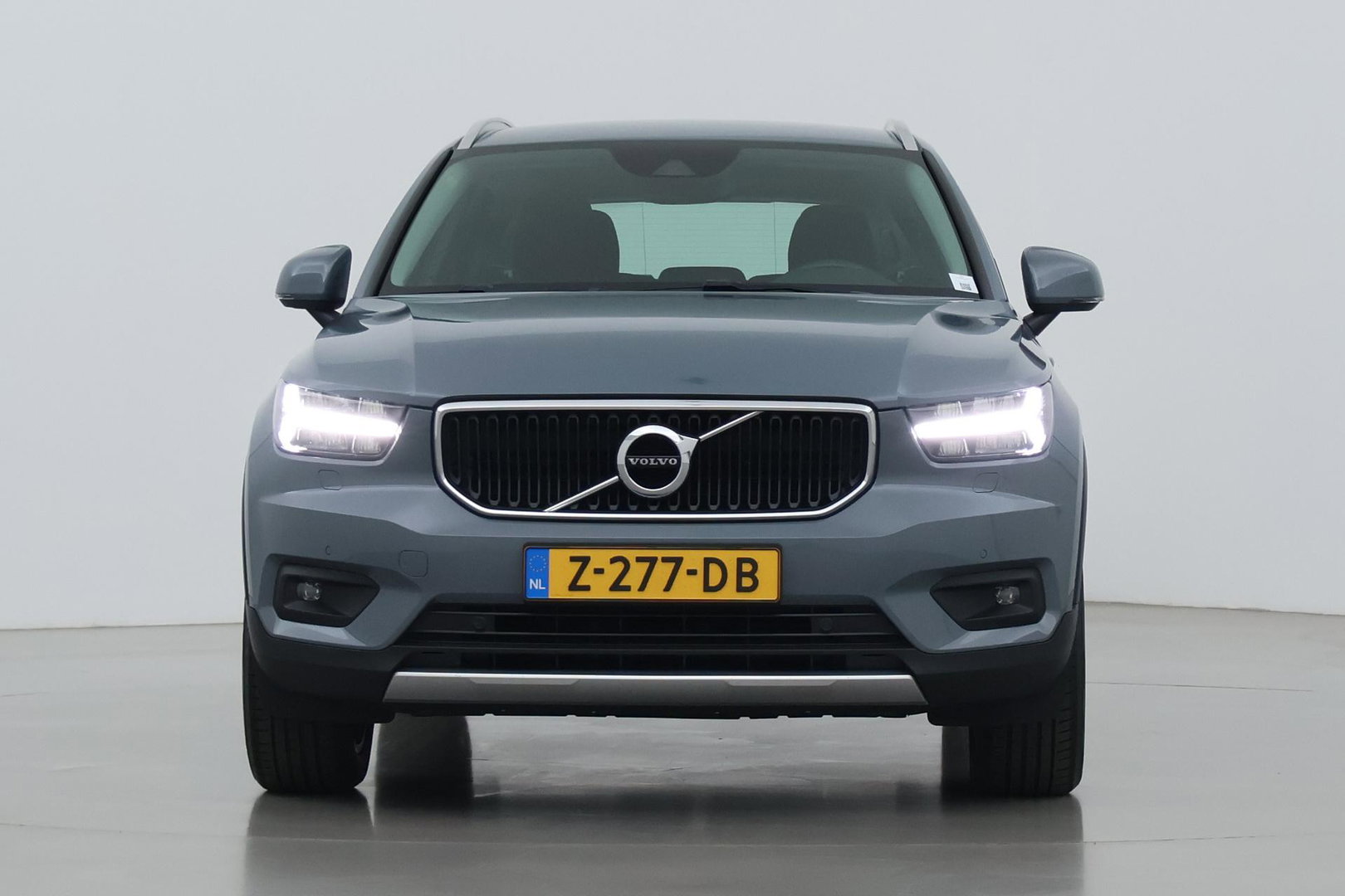 Volvo XC40 2.0 B4 Momentum Pro | ACC | Trekhaak | Standkachel | Stoel+Stuurverwarming | Verwarmbare Achterbank | Camera | BLIS