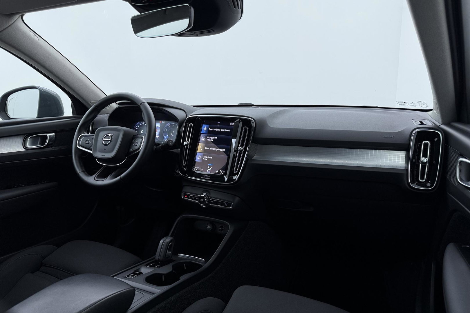 Volvo XC40 2.0 B4 Momentum Pro | ACC | Trekhaak | Standkachel | Stoel+Stuurverwarming | Verwarmbare Achterbank | Camera | BLIS