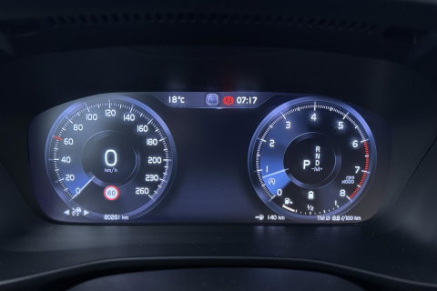 Volvo XC40 2.0 B4 Momentum Pro | ACC | Trekhaak | Standkachel | Stoel+Stuurverwarming | Verwarmbare Achterbank | Camera | BLIS