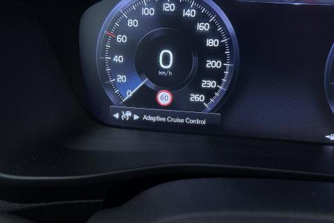 Volvo XC40 2.0 B4 Momentum Pro | ACC | Trekhaak | Standkachel | Stoel+Stuurverwarming | Verwarmbare Achterbank | Camera | BLIS