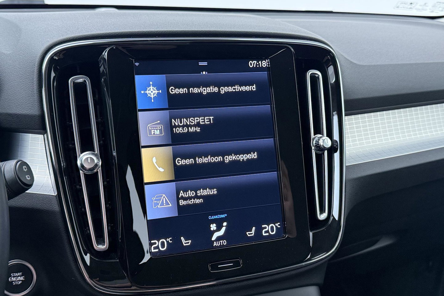 Volvo XC40 2.0 B4 Momentum Pro | ACC | Trekhaak | Standkachel | Stoel+Stuurverwarming | Verwarmbare Achterbank | Camera | BLIS