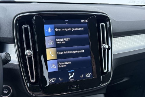 Volvo XC40 2.0 B4 Momentum Pro | ACC | Trekhaak | Standkachel | Stoel+Stuurverwarming | Verwarmbare Achterbank | Camera | BLIS