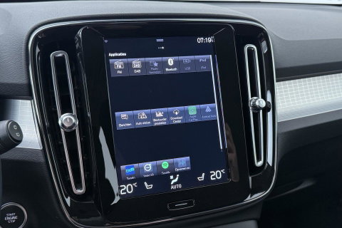 Volvo XC40 2.0 B4 Momentum Pro | ACC | Trekhaak | Standkachel | Stoel+Stuurverwarming | Verwarmbare Achterbank | Camera | BLIS