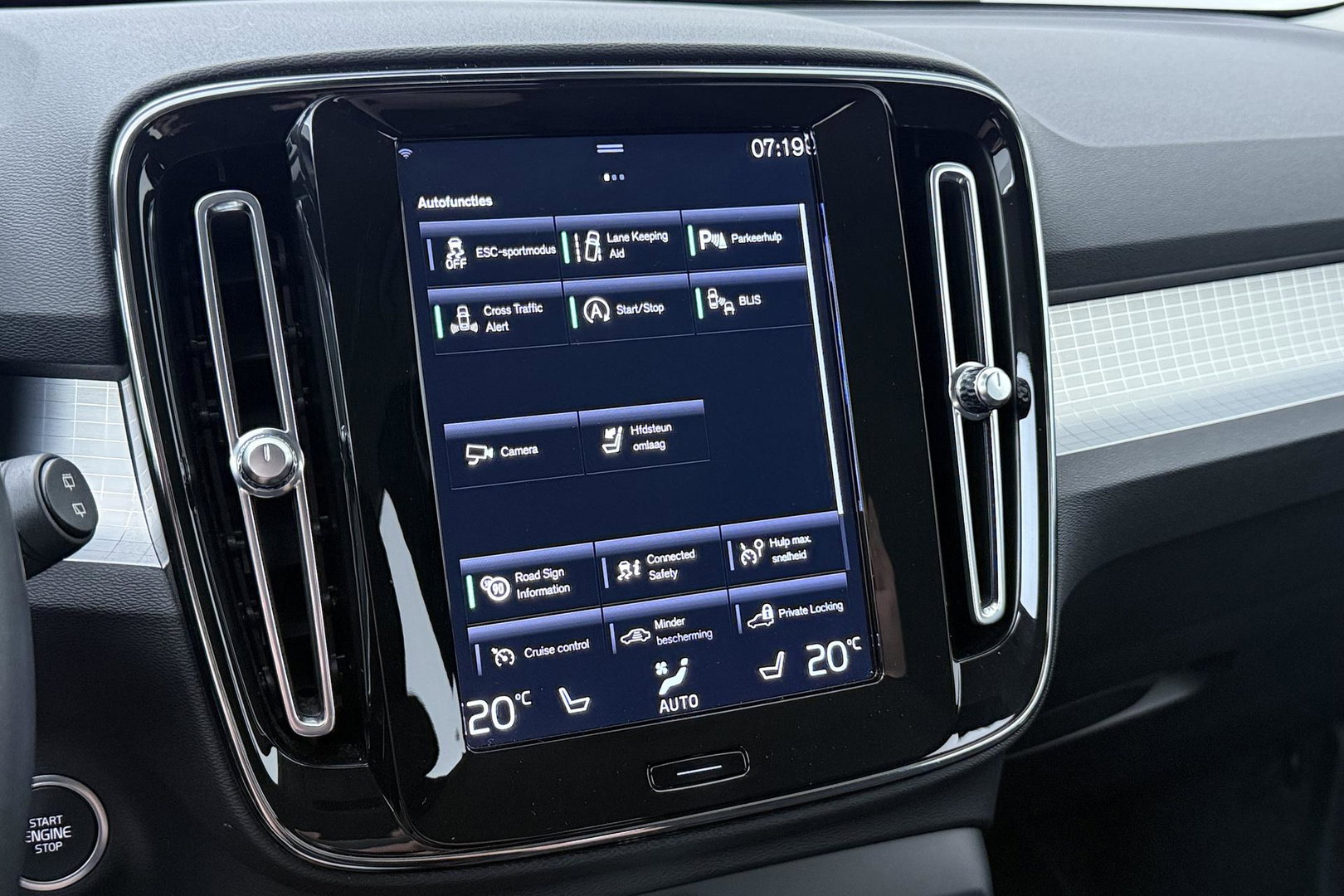 Volvo XC40 2.0 B4 Momentum Pro | ACC | Trekhaak | Standkachel | Stoel+Stuurverwarming | Verwarmbare Achterbank | Camera | BLIS