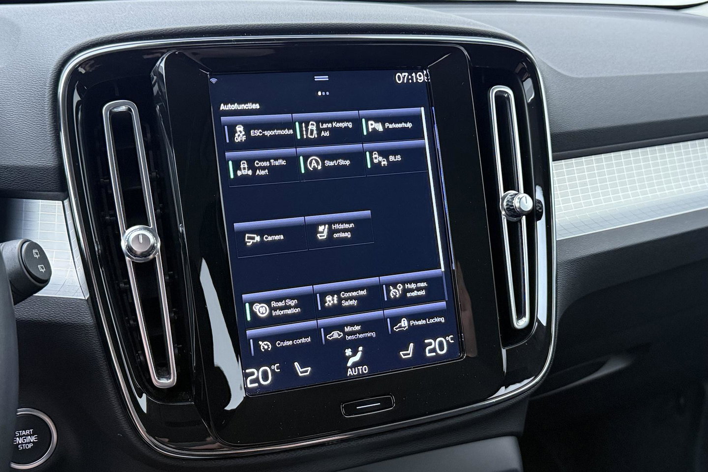 Volvo XC40 2.0 B4 Momentum Pro | ACC | Trekhaak | Standkachel | Stoel+Stuurverwarming | Verwarmbare Achterbank | Camera | BLIS