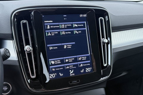 Volvo XC40 2.0 B4 Momentum Pro | ACC | Trekhaak | Standkachel | Stoel+Stuurverwarming | Verwarmbare Achterbank | Camera | BLIS