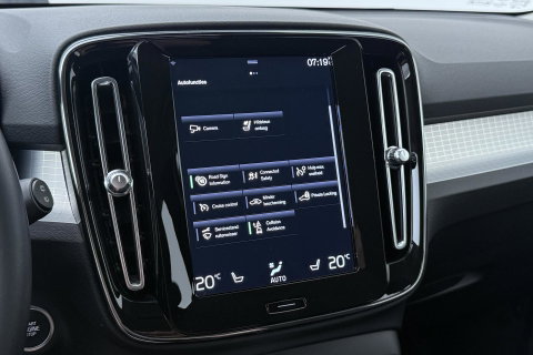 Volvo XC40 2.0 B4 Momentum Pro | ACC | Trekhaak | Standkachel | Stoel+Stuurverwarming | Verwarmbare Achterbank | Camera | BLIS