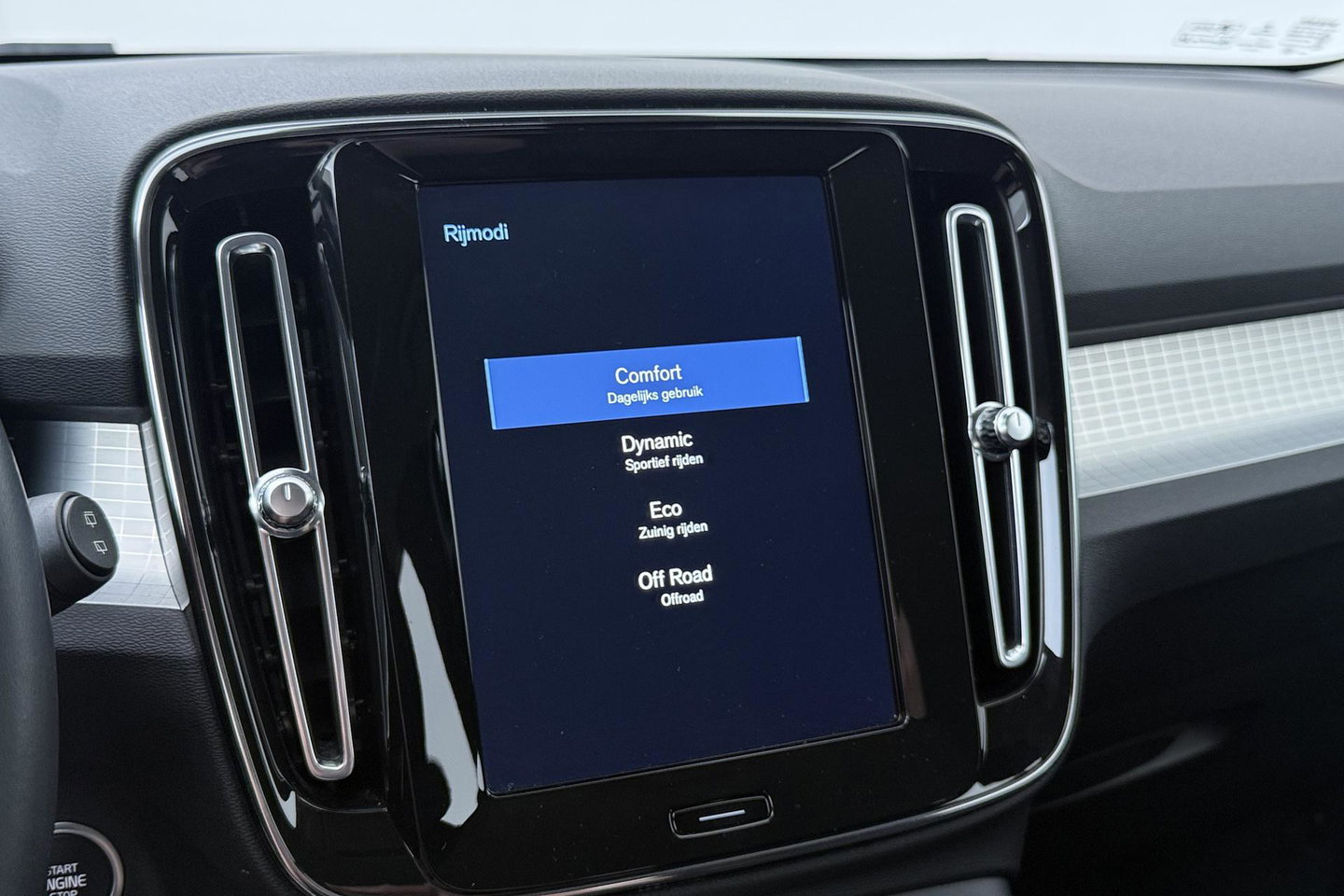 Volvo XC40 2.0 B4 Momentum Pro | ACC | Trekhaak | Standkachel | Stoel+Stuurverwarming | Verwarmbare Achterbank | Camera | BLIS