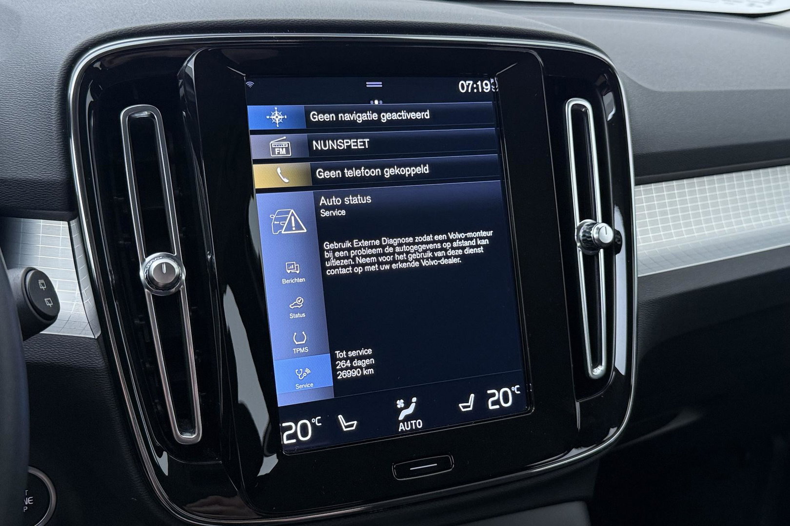 Volvo XC40 2.0 B4 Momentum Pro | ACC | Trekhaak | Standkachel | Stoel+Stuurverwarming | Verwarmbare Achterbank | Camera | BLIS