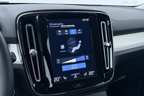 Volvo XC40 2.0 B4 Momentum Pro | ACC | Trekhaak | Standkachel | Stoel+Stuurverwarming | Verwarmbare Achterbank | Camera | BLIS
