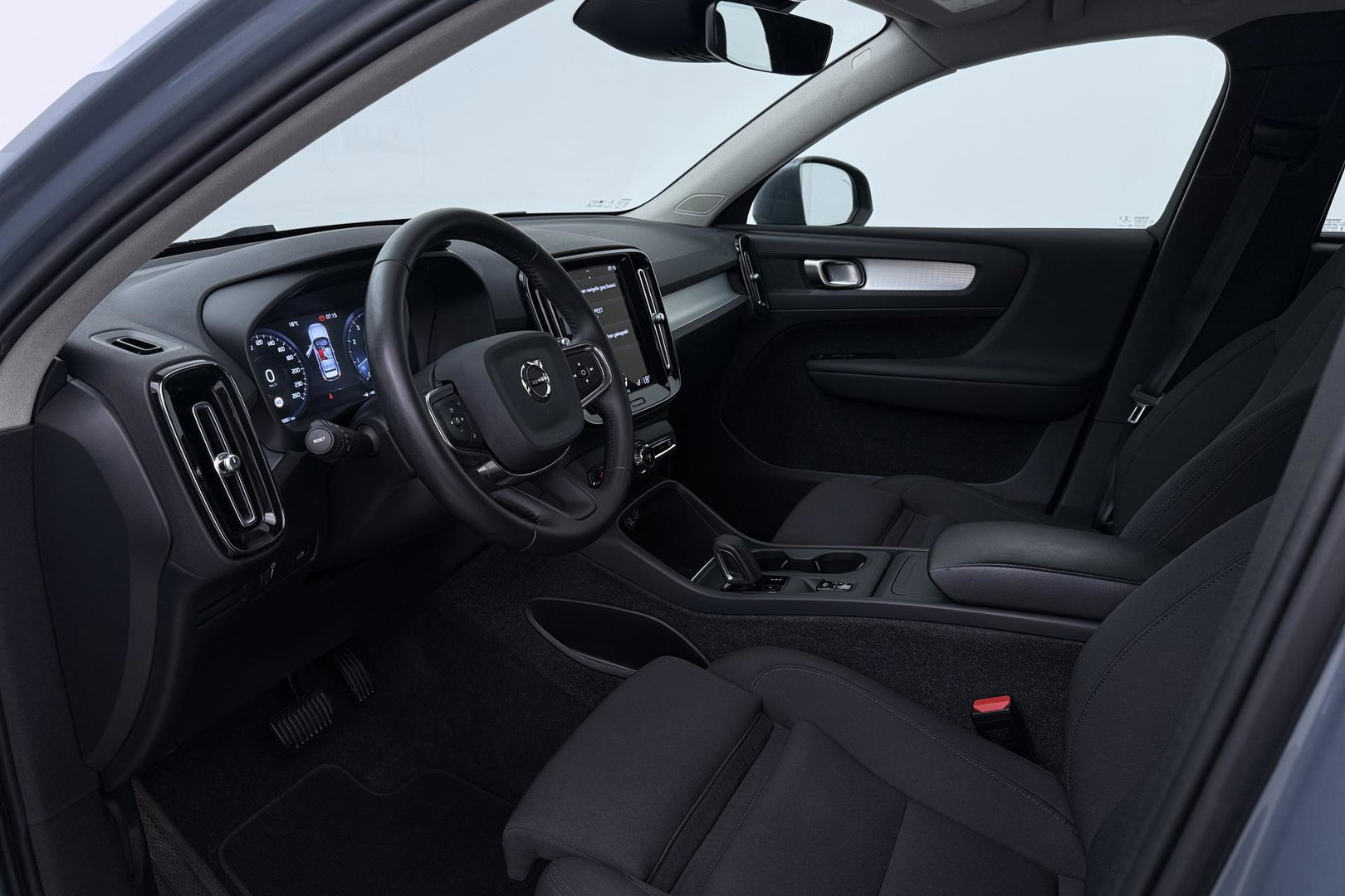 Volvo XC40 2.0 B4 Momentum Pro | ACC | Trekhaak | Standkachel | Stoel+Stuurverwarming | Verwarmbare Achterbank | Camera | BLIS