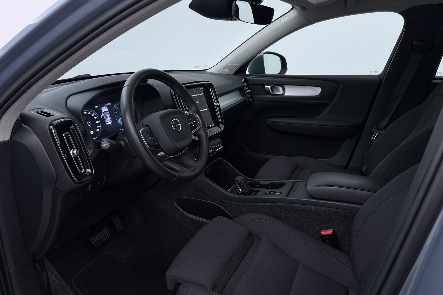 Volvo XC40 2.0 B4 Momentum Pro | ACC | Trekhaak | Standkachel | Stoel+Stuurverwarming | Verwarmbare Achterbank | Camera | BLIS
