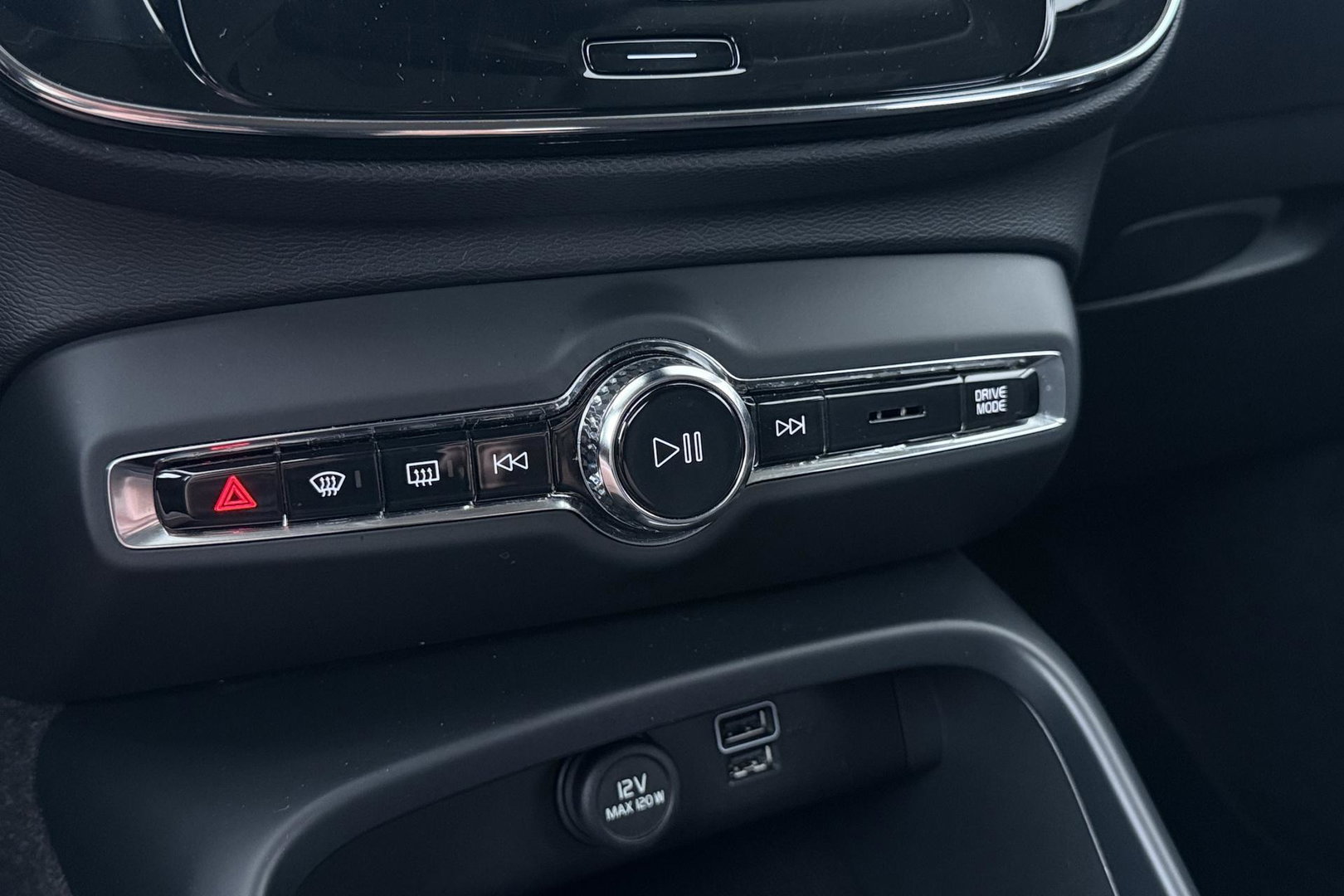 Volvo XC40 2.0 B4 Momentum Pro | ACC | Trekhaak | Standkachel | Stoel+Stuurverwarming | Verwarmbare Achterbank | Camera | BLIS