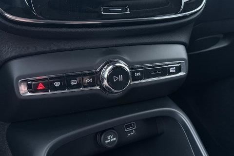 Volvo XC40 2.0 B4 Momentum Pro | ACC | Trekhaak | Standkachel | Stoel+Stuurverwarming | Verwarmbare Achterbank | Camera | BLIS