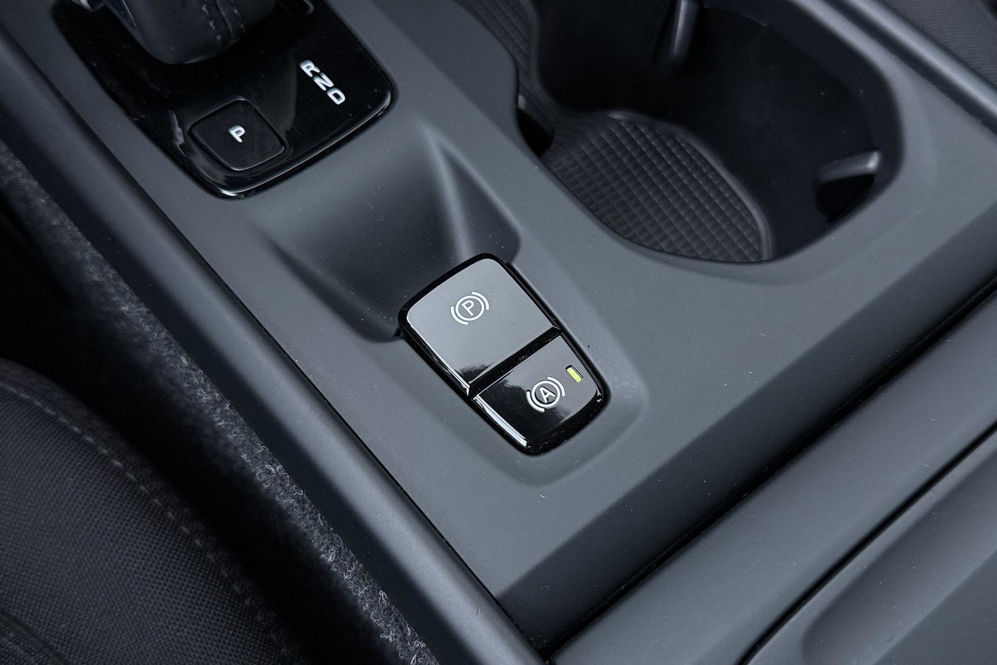 Volvo XC40 2.0 B4 Momentum Pro | ACC | Trekhaak | Standkachel | Stoel+Stuurverwarming | Verwarmbare Achterbank | Camera | BLIS