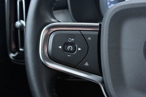 Volvo XC40 2.0 B4 Momentum Pro | ACC | Trekhaak | Standkachel | Stoel+Stuurverwarming | Verwarmbare Achterbank | Camera | BLIS