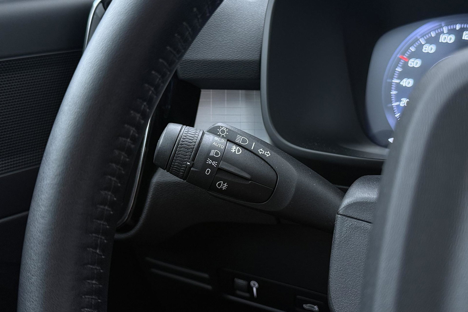 Volvo XC40 2.0 B4 Momentum Pro | ACC | Trekhaak | Standkachel | Stoel+Stuurverwarming | Verwarmbare Achterbank | Camera | BLIS