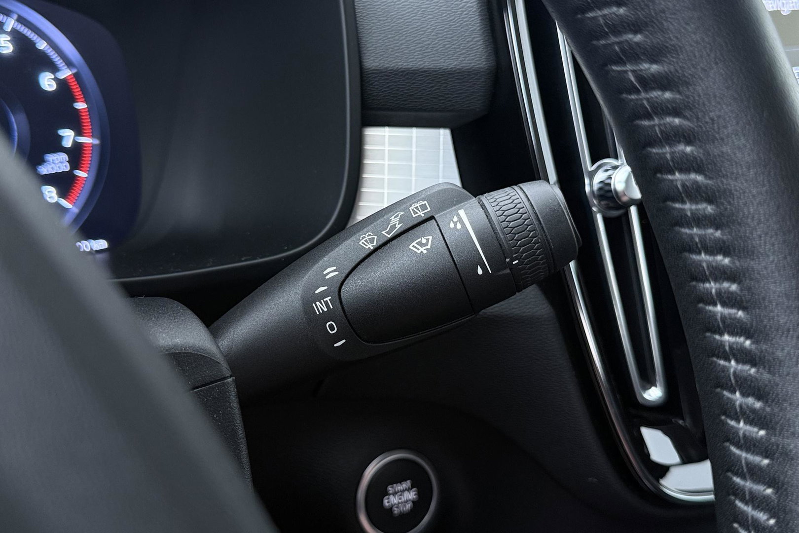 Volvo XC40 2.0 B4 Momentum Pro | ACC | Trekhaak | Standkachel | Stoel+Stuurverwarming | Verwarmbare Achterbank | Camera | BLIS