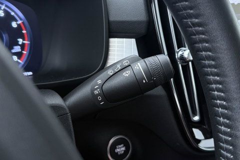 Volvo XC40 2.0 B4 Momentum Pro | ACC | Trekhaak | Standkachel | Stoel+Stuurverwarming | Verwarmbare Achterbank | Camera | BLIS