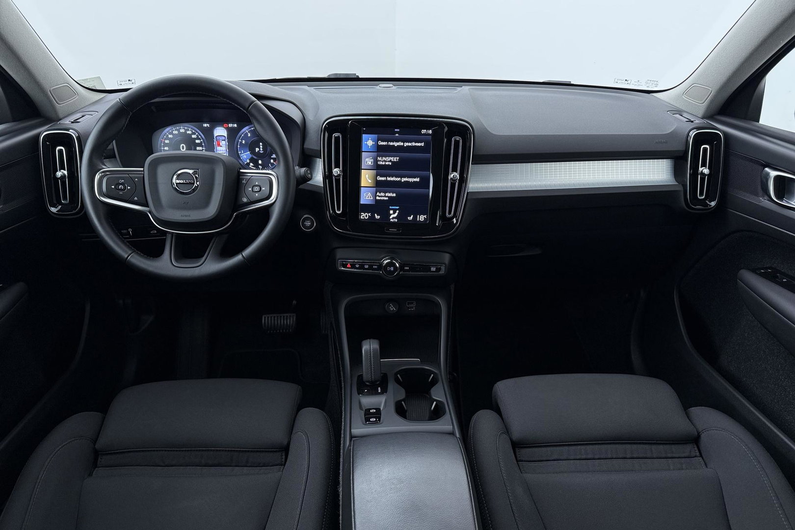 Volvo XC40 2.0 B4 Momentum Pro | ACC | Trekhaak | Standkachel | Stoel+Stuurverwarming | Verwarmbare Achterbank | Camera | BLIS