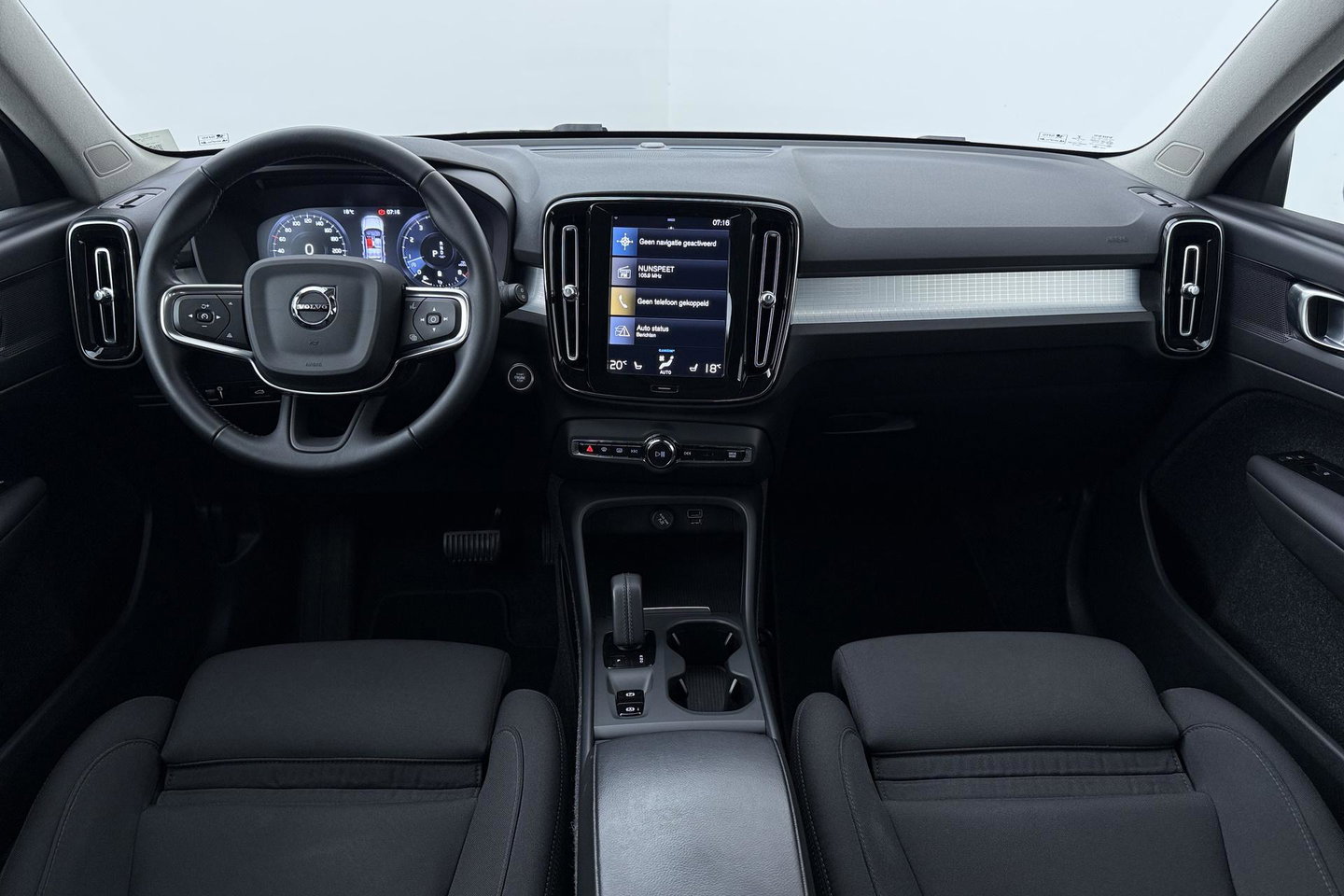 Volvo XC40 2.0 B4 Momentum Pro | ACC | Trekhaak | Standkachel | Stoel+Stuurverwarming | Verwarmbare Achterbank | Camera | BLIS