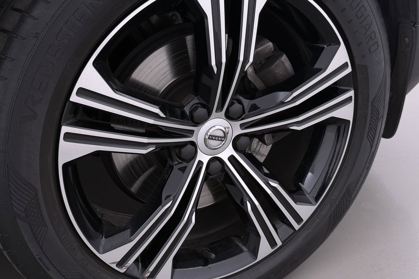 Volvo XC40 2.0 B4 Momentum Pro | ACC | Trekhaak | Standkachel | Stoel+Stuurverwarming | Verwarmbare Achterbank | Camera | BLIS