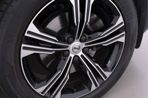 Volvo XC40 2.0 B4 Momentum Pro | ACC | Trekhaak | Standkachel | Stoel+Stuurverwarming | Verwarmbare Achterbank | Camera | BLIS