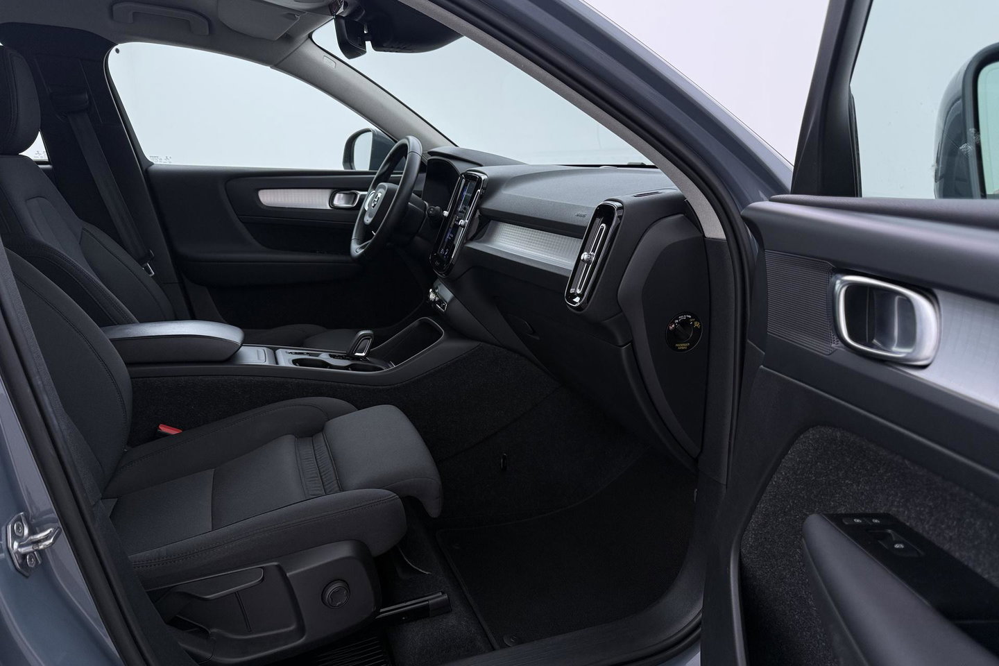 Volvo XC40 2.0 B4 Momentum Pro | ACC | Trekhaak | Standkachel | Stoel+Stuurverwarming | Verwarmbare Achterbank | Camera | BLIS