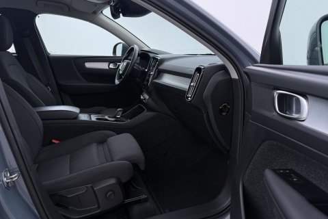Volvo XC40 2.0 B4 Momentum Pro | ACC | Trekhaak | Standkachel | Stoel+Stuurverwarming | Verwarmbare Achterbank | Camera | BLIS