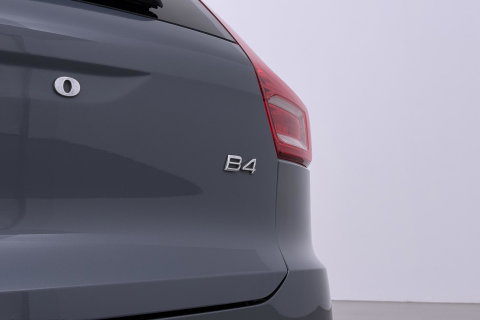 Volvo XC40 2.0 B4 Momentum Pro | ACC | Trekhaak | Standkachel | Stoel+Stuurverwarming | Verwarmbare Achterbank | Camera | BLIS