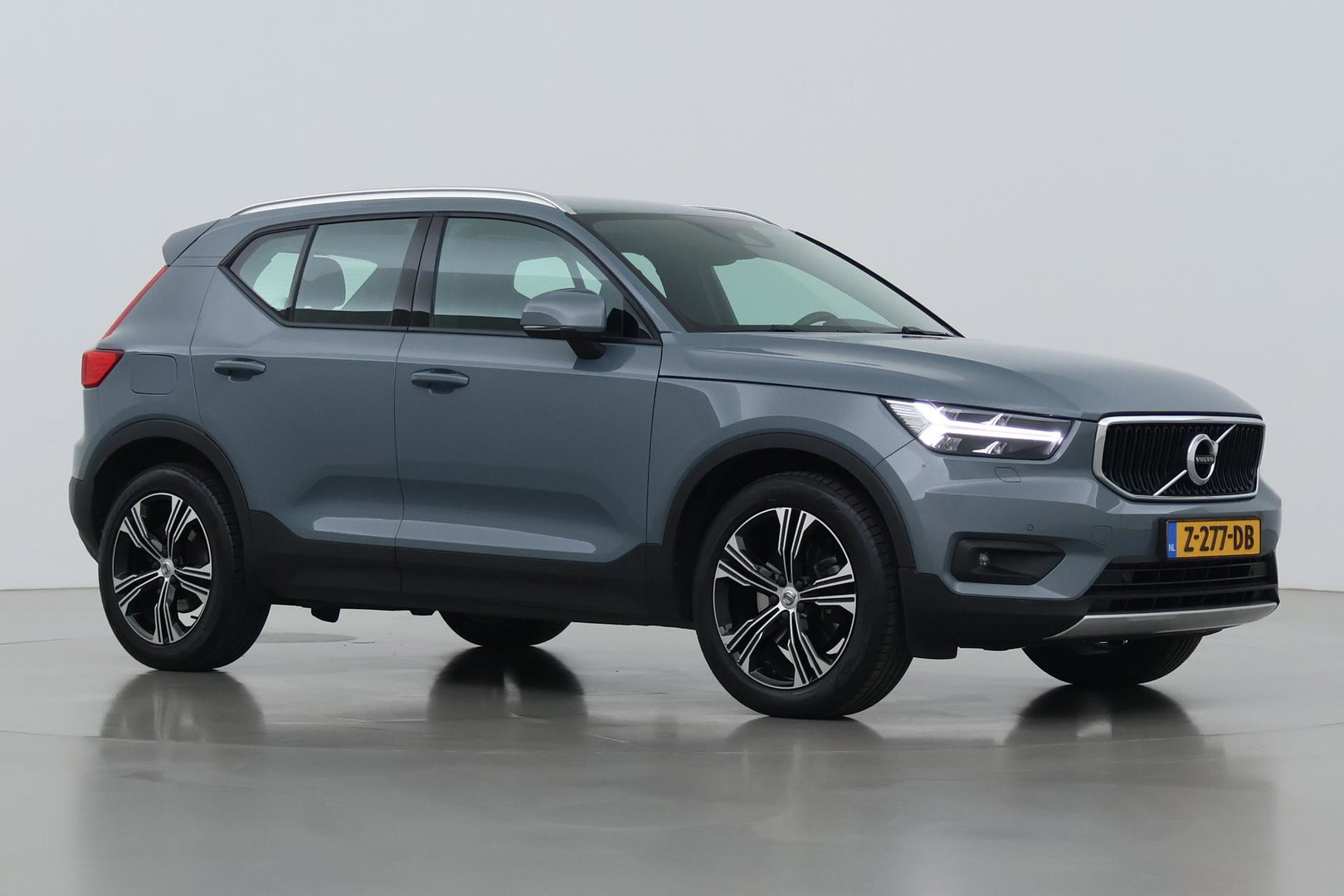 Volvo XC40 2.0 B4 Momentum Pro | ACC | Trekhaak | Standkachel | Stoel+Stuurverwarming | Verwarmbare Achterbank | Camera | BLIS