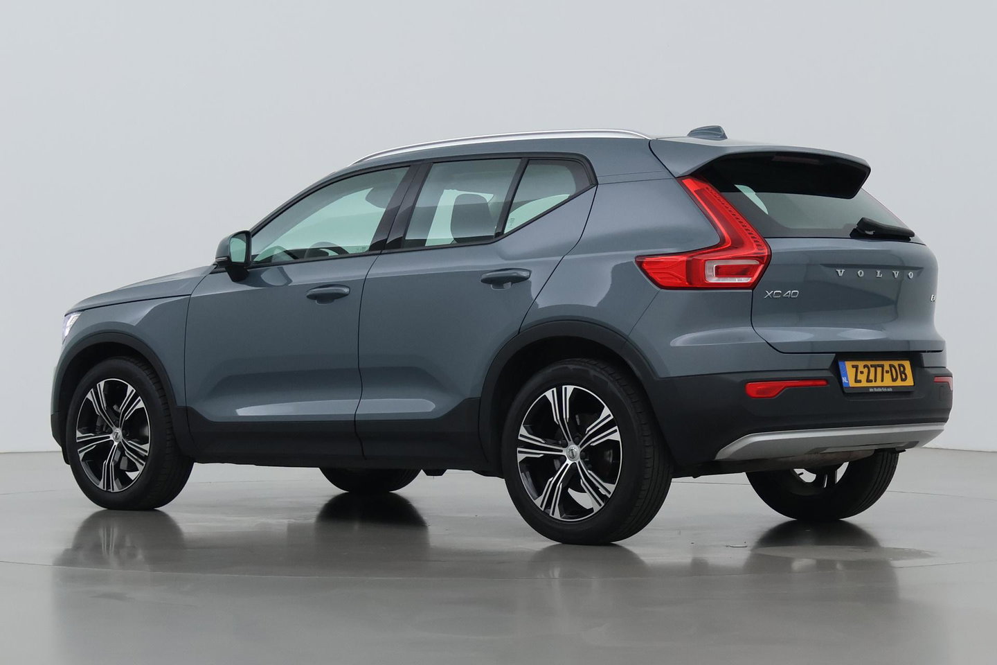 Volvo XC40 2.0 B4 Momentum Pro | ACC | Trekhaak | Standkachel | Stoel+Stuurverwarming | Verwarmbare Achterbank | Camera | BLIS