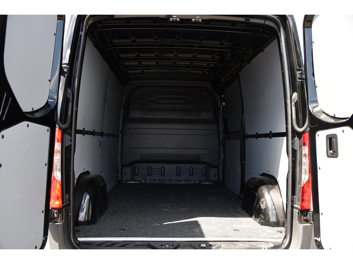 Mercedes-Benz Sprinter 314 2.2 CDI L2H1 Black Edition Camera, Cruise, Carplay, Multimedia, Airco, Trekhaak, 143pk, Automaat, Uniek!