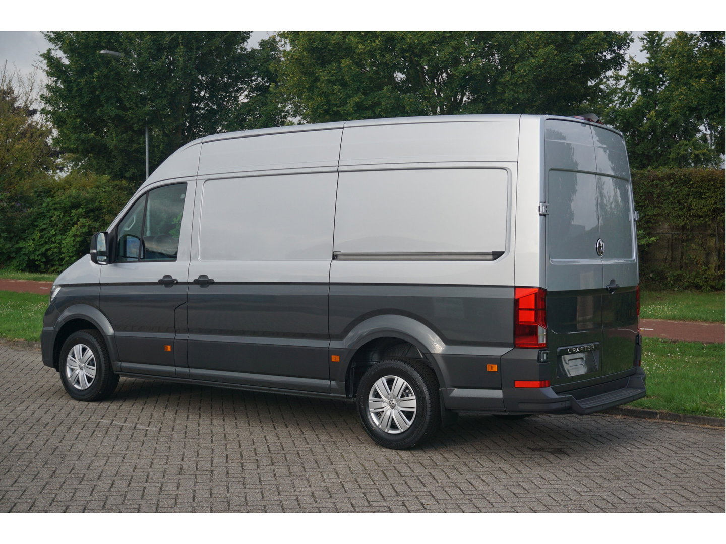 Volkswagen Crafter 35 177PK L3H3 AUT BPM VRIJ!! Navi, Cam, ACC, LED, 2x Schuifdeur, Dual Tone Lak!! NR. 873