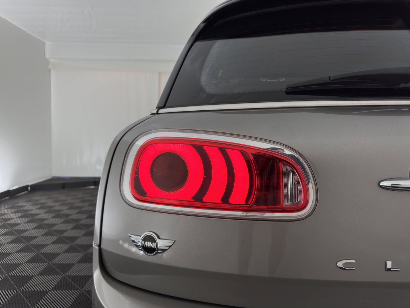 MINI Clubman 2.0 Cooper D Serious Business Aut. *LEATHER-FABRIC | FULL-LED | HARMAN/KARDON | SPORTSEATS | KEYLESS | NAVI-FULLMAP | ECC | PDC | CRUISE | AMBIENTLIGHT | 17''ALU*