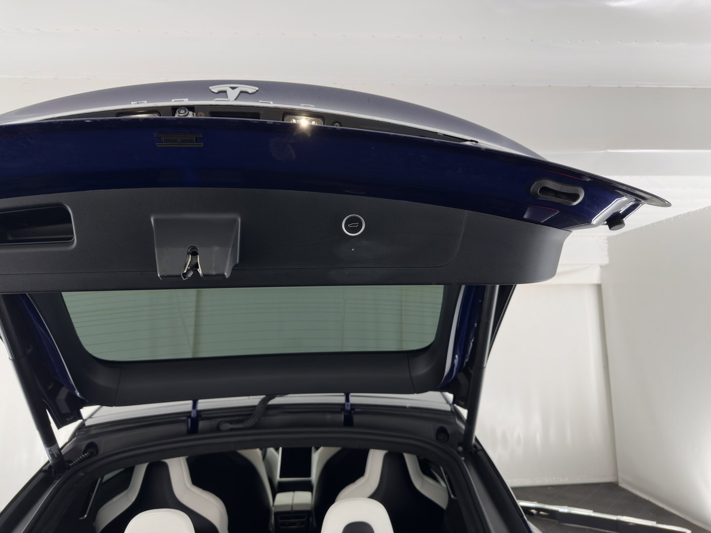 Tesla Model X 90D Base [6-Pers] Aut. *PANO-WINDOW | AUTO-PILOT | LEATHER-FABRIC | NAVI-FULLMAP | FULL-LED | AIRSUSPENSION | DIGI-COCKPIT | CCS-FASTLOADER | KEYLESS | DAB+ | HEATED-SPORTSEATS | PRIVACY-GLASS | 20"ALU*