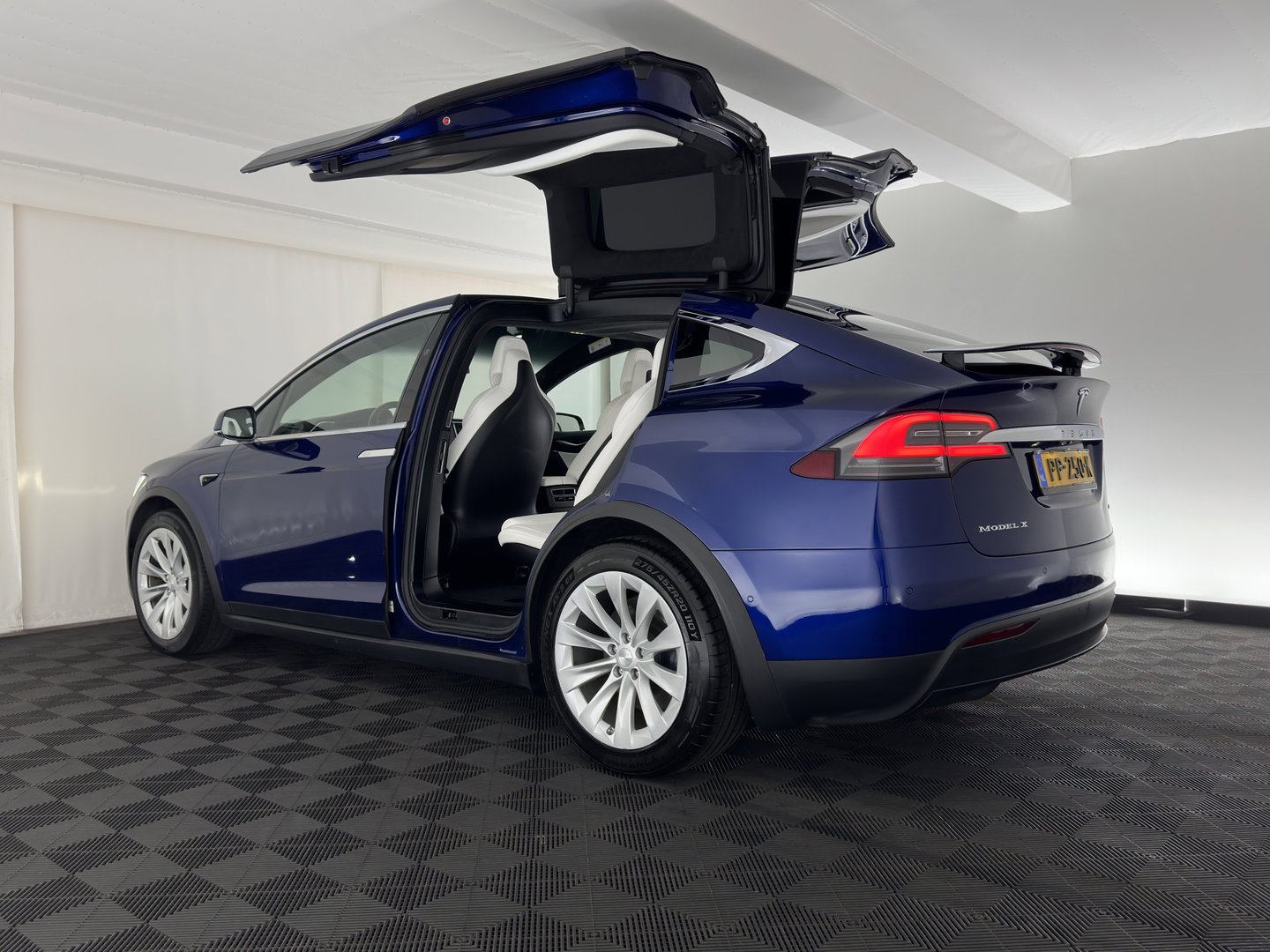 Tesla Model X 90D Base [6-Pers.] Aut. *PANO-WINDOW | AUTO-PILOT | LEATHER-FABRIC | NAVI-FULLMAP | FULL-LED | AIRSUSPENSION | DIGI-COCKPIT | CCS-FASTLOADER | KEYLESS | DAB+ | HEATED-SPORTSEATS | PRIVACY-GLASS | 20"ALU*