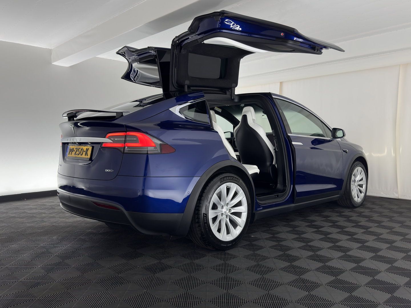 Tesla Model X 90D Base [6-Pers] Aut. *PANO-WINDOW | AUTO-PILOT | LEATHER-FABRIC | NAVI-FULLMAP | FULL-LED | AIRSUSPENSION | DIGI-COCKPIT | CCS-FASTLOADER | KEYLESS | DAB+ | HEATED-SPORTSEATS | PRIVACY-GLASS | 20"ALU*