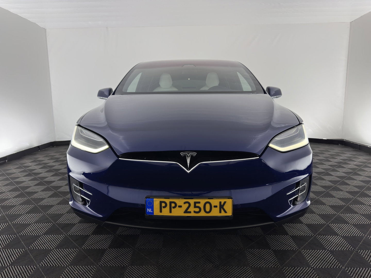 Tesla Model X 90D Base [6-Pers.] Aut. *PANO-WINDOW | AUTO-PILOT | LEATHER-FABRIC | NAVI-FULLMAP | FULL-LED | AIRSUSPENSION | DIGI-COCKPIT | CCS-FASTLOADER | KEYLESS | DAB+ | HEATED-SPORTSEATS | PRIVACY-GLASS | 20"ALU*