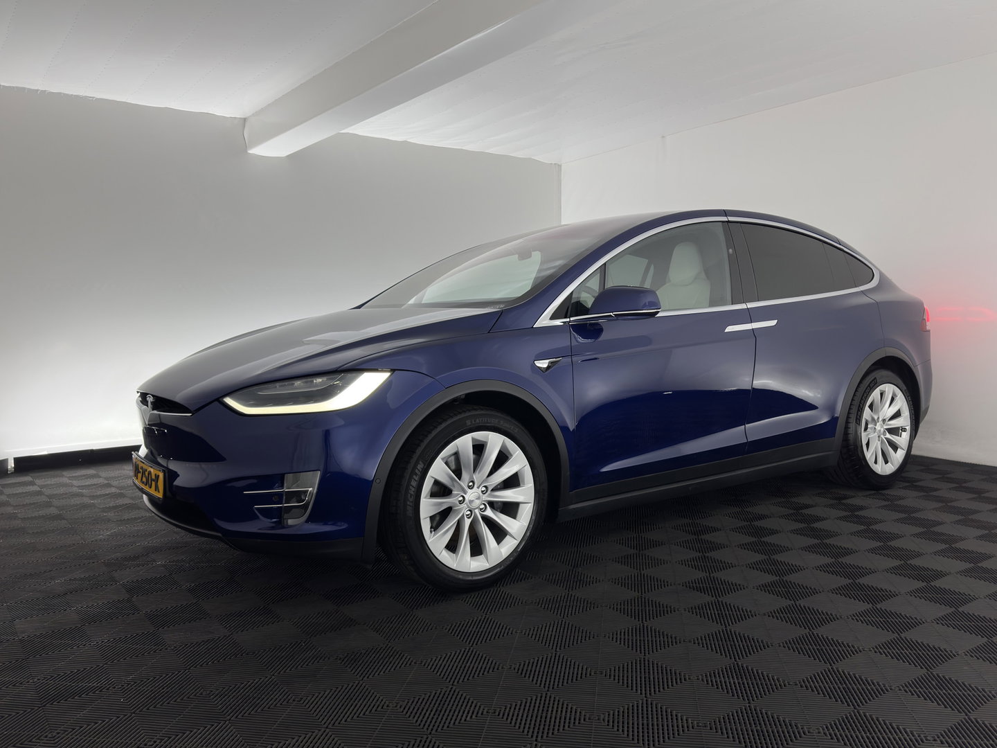 Tesla Model X 90D Base [6-Pers.] Aut. *PANO-WINDOW | AUTO-PILOT | LEATHER-FABRIC | NAVI-FULLMAP | FULL-LED | AIRSUSPENSION | DIGI-COCKPIT | CCS-FASTLOADER | KEYLESS | DAB+ | HEATED-SPORTSEATS | PRIVACY-GLASS | 20"ALU*