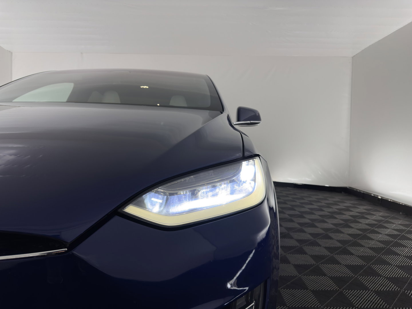 Tesla Model X 90D Base [6-Pers.] Aut. *PANO-WINDOW | AUTO-PILOT | LEATHER-FABRIC | NAVI-FULLMAP | FULL-LED | AIRSUSPENSION | DIGI-COCKPIT | CCS-FASTLOADER | KEYLESS | DAB+ | HEATED-SPORTSEATS | PRIVACY-GLASS | 20"ALU*